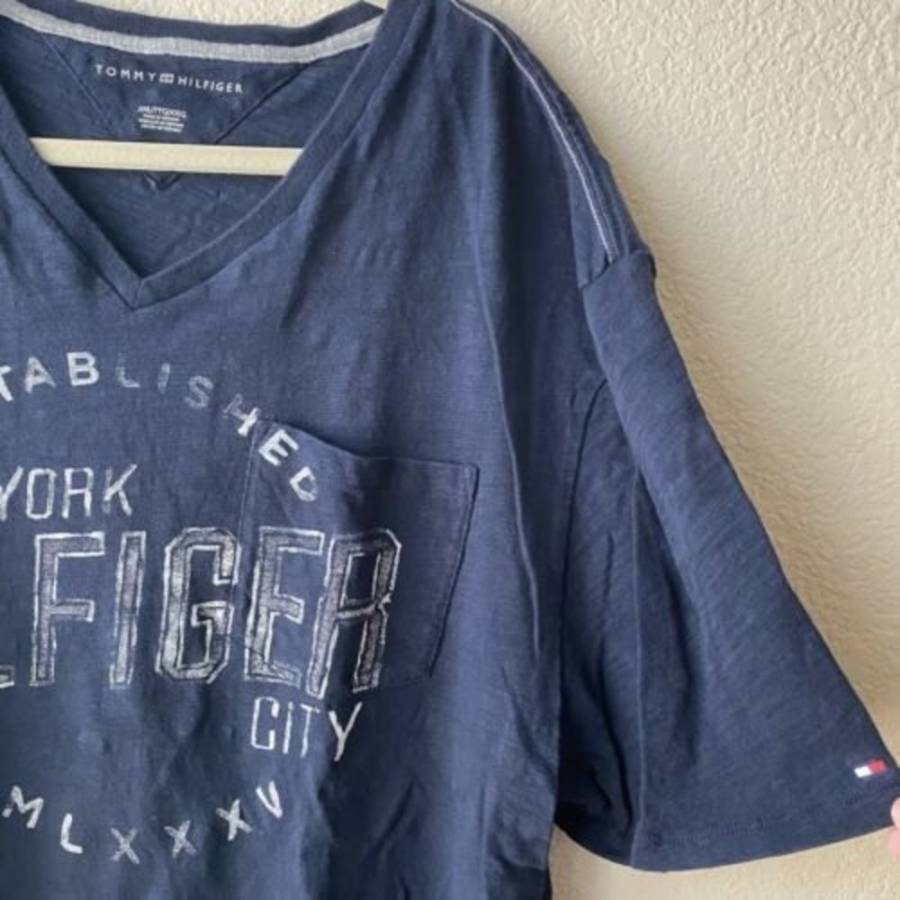 Tommy Hilfiger mens Vneck Short Sleeve Graphic Shirt Size XL i1 - Picture 3 of 5